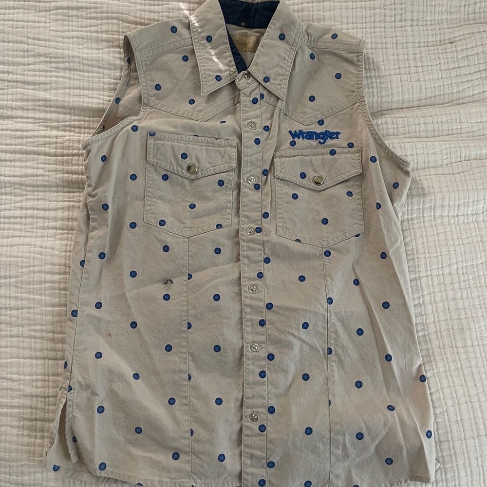 Wrangler Sleeveless Button-Up Tank Top in Beige with Blue Polka Dots